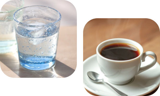 ホットコーヒーと水の写真