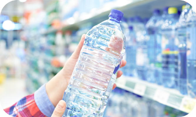 ペットボトルの水を持っている写真
