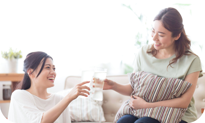 水で乾杯している女性の写真